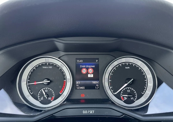 Skoda Superb cena 105900 przebieg: 123460, rok produkcji 2019 z Krzywiń małe 106
